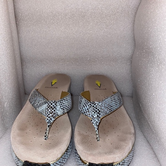 Volatile thong style sandal - Picture 7 of 11